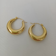 Load image into Gallery viewer, Gold Crescent Hoop Earrings.