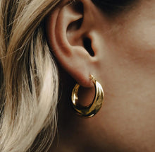 Load image into Gallery viewer, Gold Crescent Hoop Earrings.
